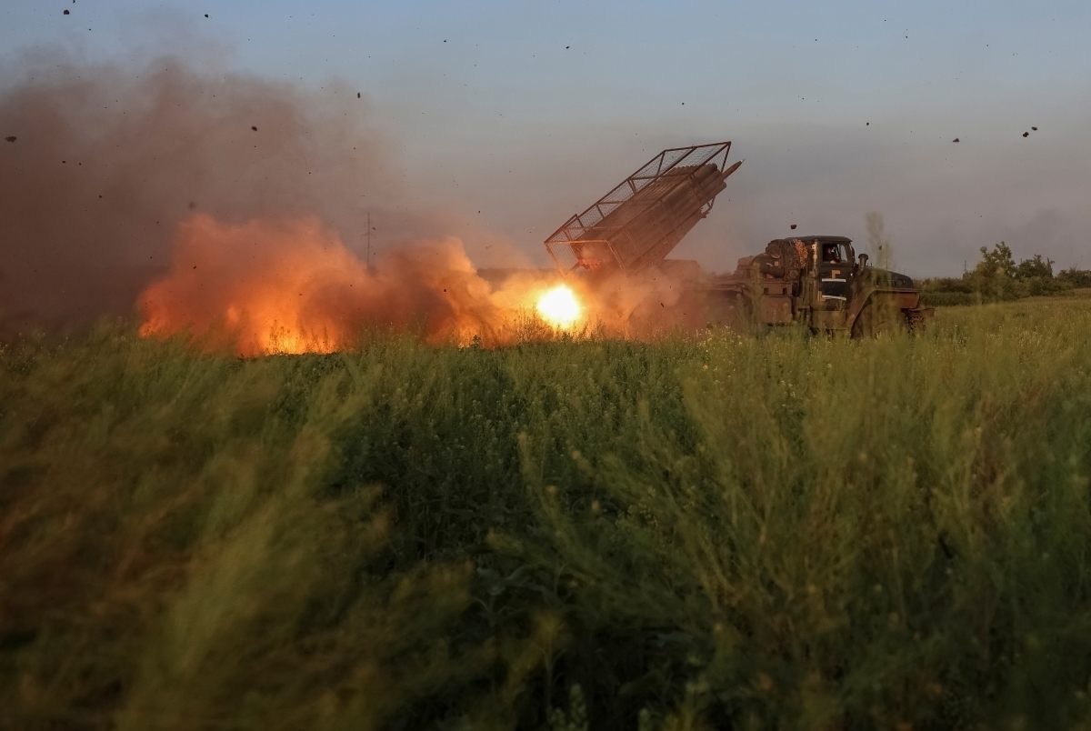 Ukraine khai hỏa pháo phản lực Grad về phía quân đội Nga trên tiền tuyến ở Donetsk. Ảnh: Reuters
