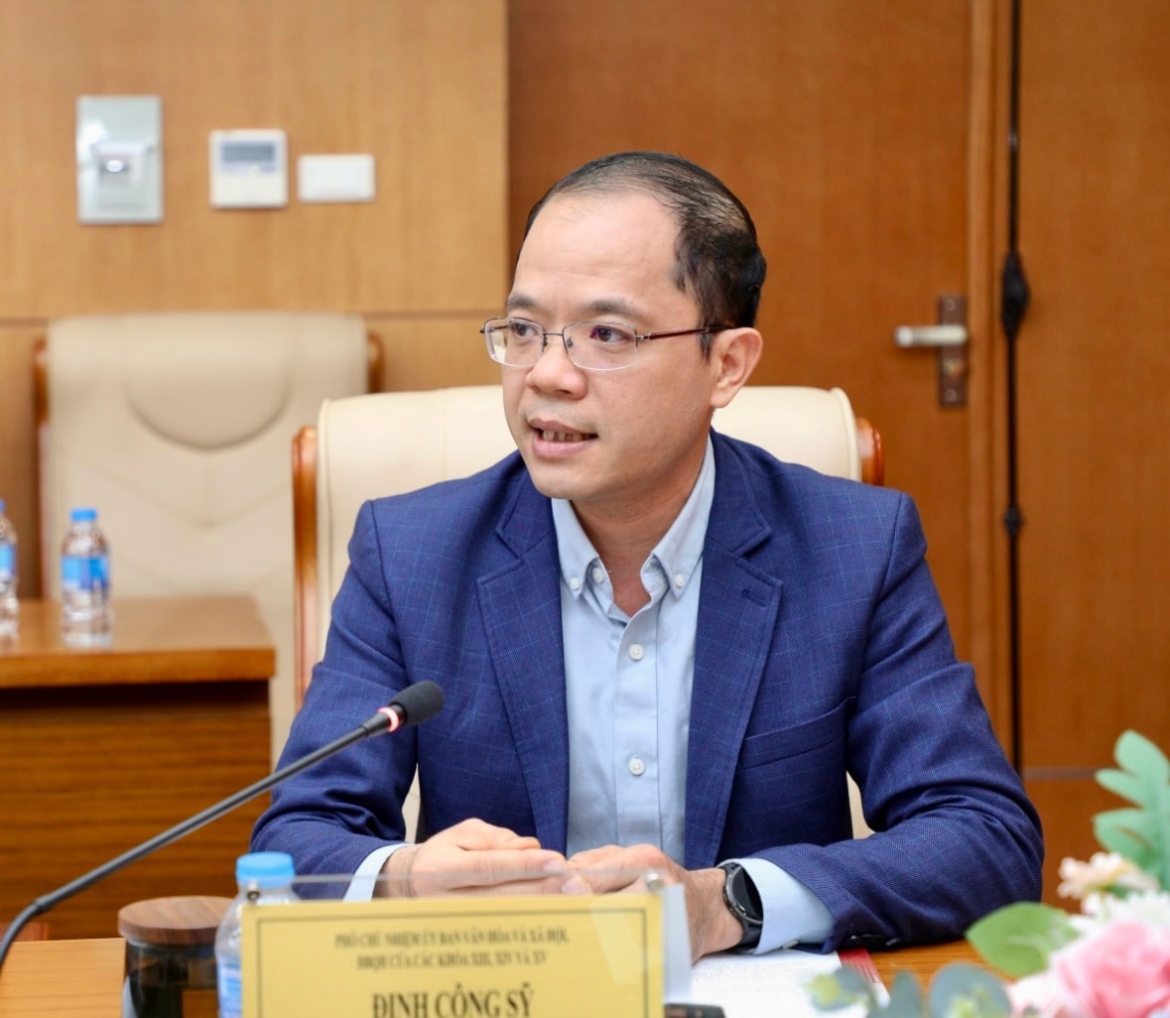 Ông Đinh Công Sỹ cho rằng, mỗi ĐBQH cần chủ động xây dựng các kênh riêng của mình thông qua các nền tảng như facebook, zalo, viber. Ảnh BTT