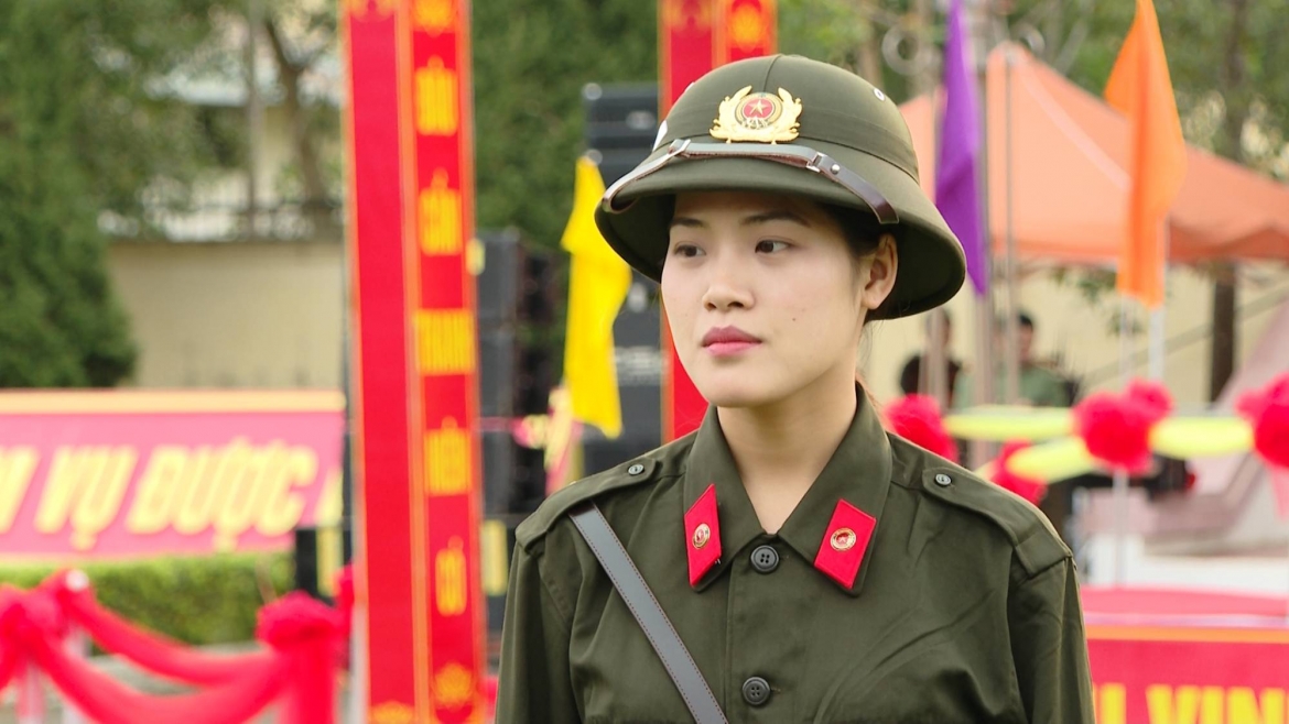 Tân binh Đinh Thị Trà My viết đơn tình nguyện nhập ngũ sau khi tốt nghiệp đại học loại xuất sắc