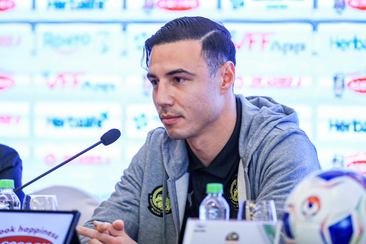 Hậu vệ Dion Cools của ĐT Malaysia. (Ảnh: Hoài Thương)