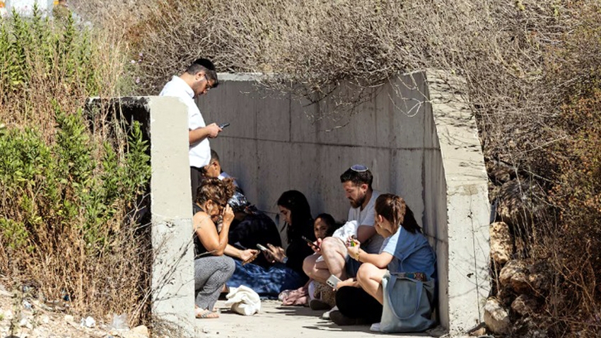 Trong bối cảnh giao tranh khốc liệt giữa Israel và Iran, dân thường được kêu gọi sơ tán khỏi khu vực mục tiêu - Ảnh: Reuters