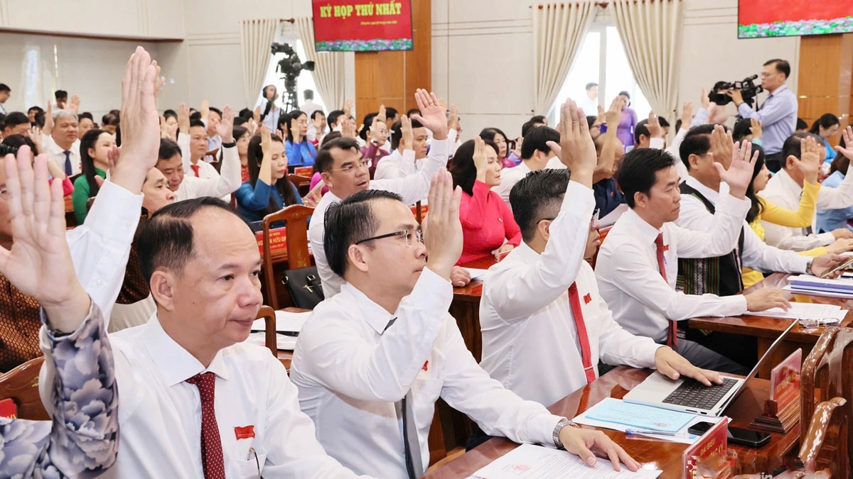 Đại biểu biểu quyết tán thành nghị quyết tại kỳ họp (Ảnh: Công Nghĩa)