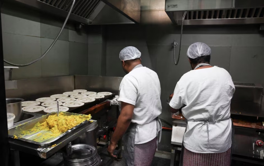 Chế biến món ăn bên trong nhà hàng Vidyarthi Bhavan (Ảnh: REUTERS)