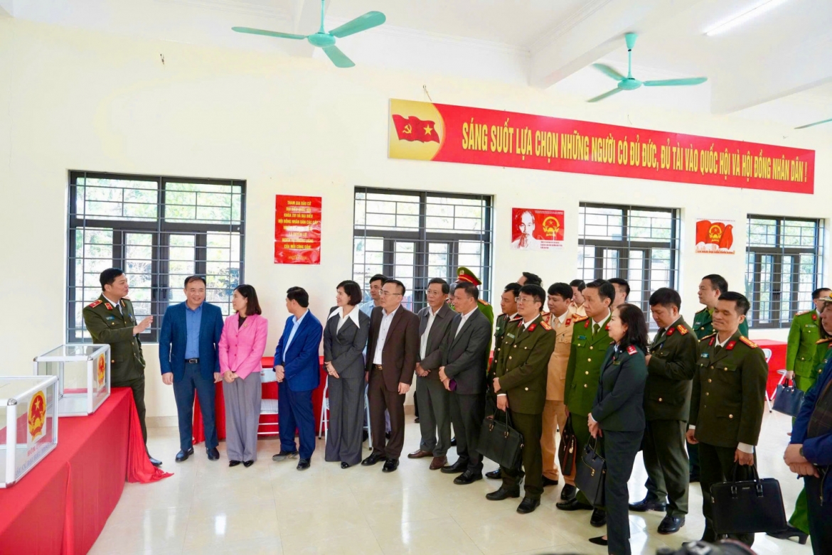 Đoàn kiểm tra của Ủy ban Bầu cử tỉnh Quảng Ninh do đồng chí Thiếu tướng Nguyễn Tiến Trung, Giám đốc Công an tỉnh làm Trưởng đoàn kiểm tra toàn diện công tác chuẩn bị, triển khai bầu cử, trọng tâm là công tác đảm bảo an ninh trật tự tại các điểm bầu cử. (Ảnh: Công an tỉnh Quảng Ninh)
