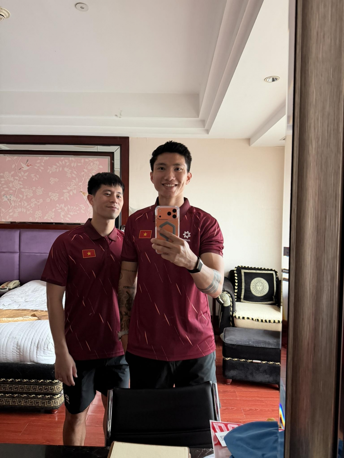 Trên trang cá nhân, Đoàn Văn Hậu khiến fan như được trở lại thanh xuân khi anh đăng ảnh chụp cùng Trần Đình Trọng trong màu áo đội tuyển Việt Nam. Chỉ với dòng caption “Rất lâu rồi”, nhưng đủ khiến người hâm mộ nhớ về một giai đoạn đầy cảm xúc của bóng đá Việt.