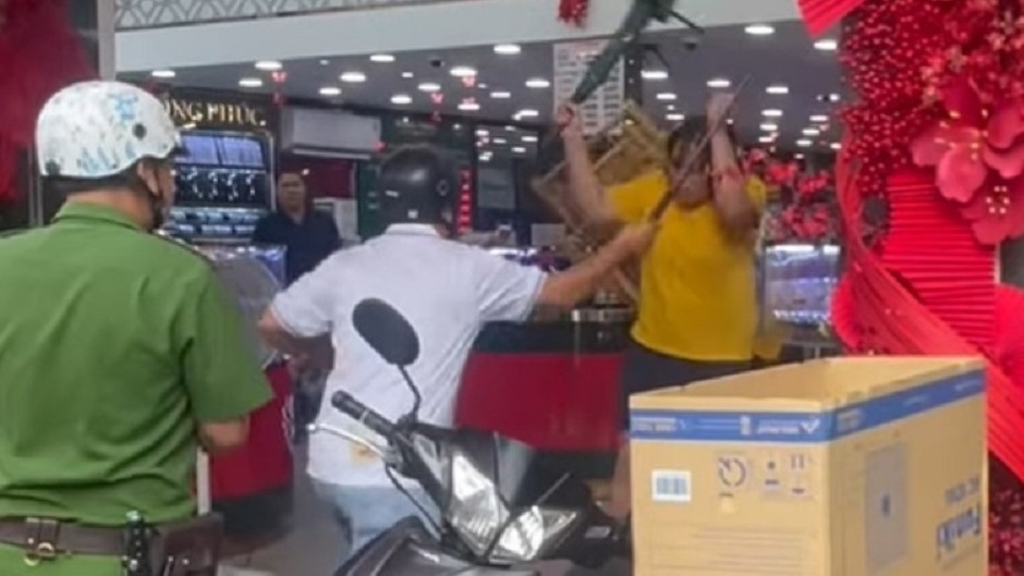 Đối tượng nữ vào tiệm vàng Hồng Phúc có hành vi gây mất trật tự