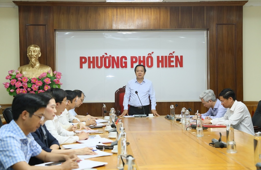 Chủ tịch UBND tỉnh Phạm Quang Ngọc phát biểu tại buổi làm việc với Ủy ban Bầu cử phường Phố Hiến.