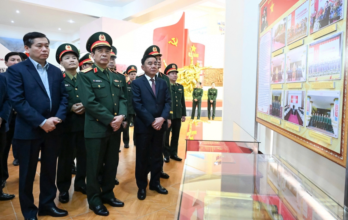 Thường trực Ban Bí thư Trần Cẩm Tú thăm Bảo tàng Binh đoàn quyết thắng.