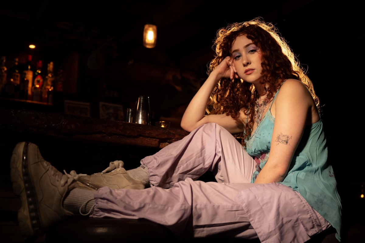 Chappell Roan nổi bật với phong cách âm nhạc táo bạo và cá tính mạnh mẽ. Hành trình của cô không hề dễ dàng, nhưng chính những trải nghiệm cá nhân đã tạo nên màu sắc riêng biệt trong các sản phẩm âm nhạc. Với các bản hit như “Good Luck Babe”, cô vừa đạt thành công thương mại, vừa trở thành tiếng nói đại diện cho cộng đồng và các vấn đề xã hội.