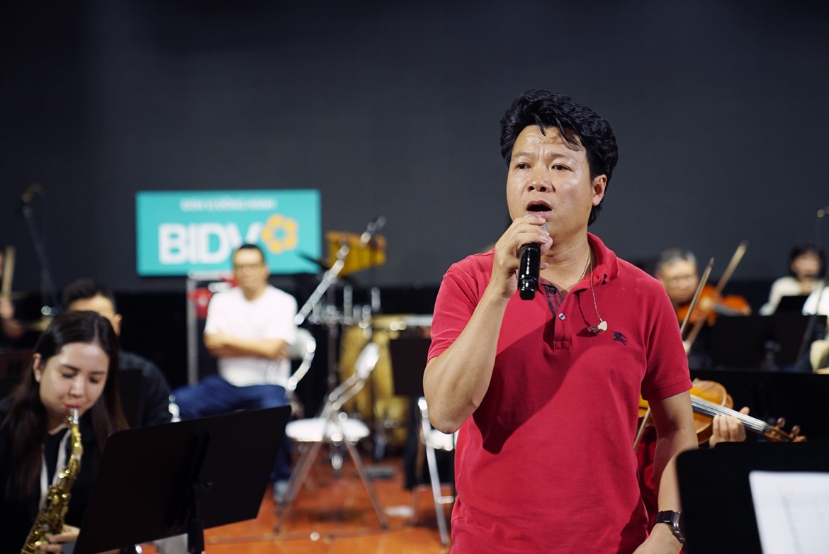 NSƯT Vũ Thắng Lợi chuẩn bị cho live concert “Mùa chim én bay” tại Nhà hát Hồ Gươm