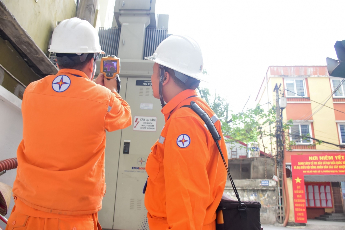 Kiểm tra các trạm biến áp cấp nguồn cho điểm bầu cử