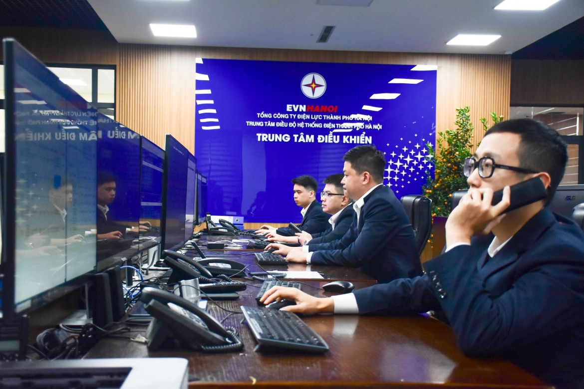 Đồng thời theo dõi, giám sát vận hành lưới điện 24/24 giờ