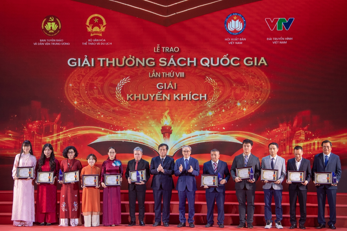 Trao giải Khuyến khích cho các tác phẩm tại Lễ trao Giải thưởng Sách Quốc gia lần thứ VIII