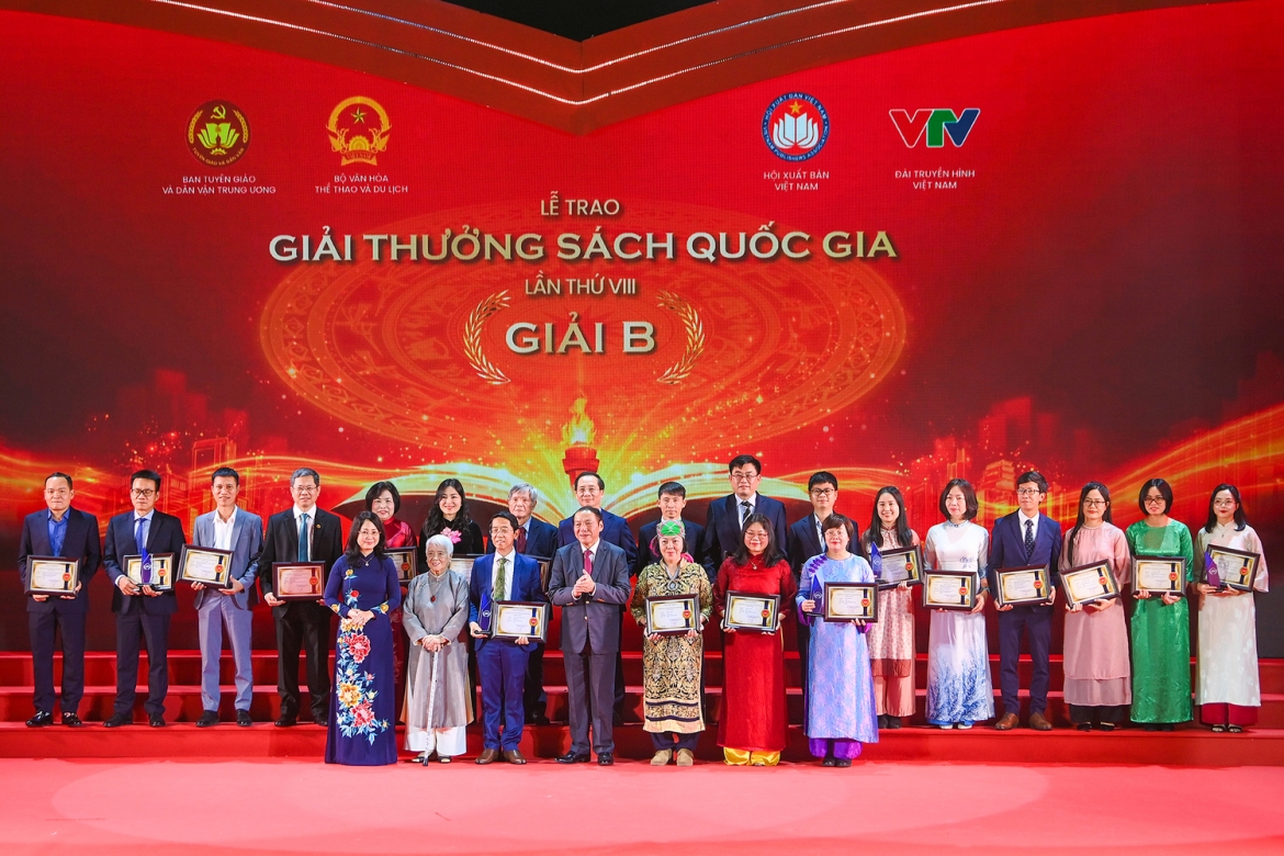 Trao giải B cho các tác phẩm tại Lễ trao Giải thưởng Sách Quốc gia lần thứ VIII