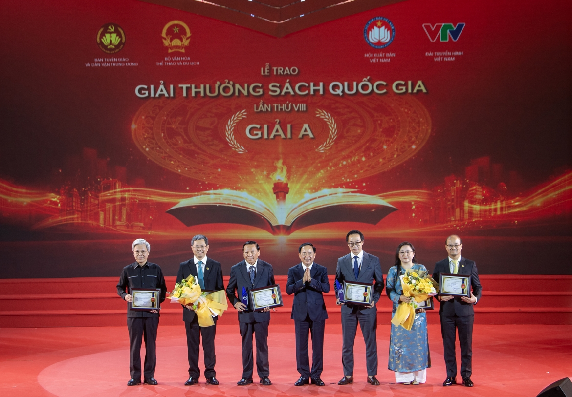Giải A được trao cho 2 công trình quy mô lớn, gồm cuốn Lịch sử Việt Nam bằng hình và Bộ sách: Lịch sử văn minh thế giới