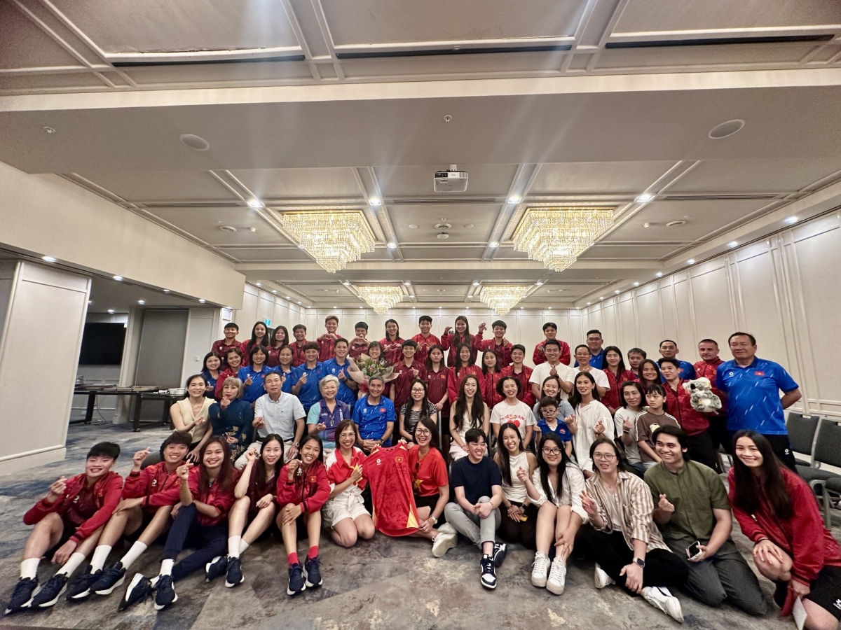 Đại diện Tổng Lãnh sự quán Việt Nam tại thành phố Perth cùng bà con cộng đồng người Việt và các cổ động viên tại bang Tây Australia động viên các nữ cầu thủ nhân dịp ngày Quốc tế Phụ nữ 8/3. (Ảnh: VFF)