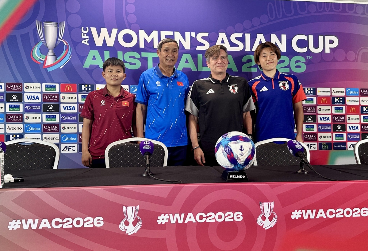 Đại diện ĐT nữ Việt Nam và ĐT nữ Nhật Bản dự cuộc họp báo trước trận đấu. (Ảnh: VFF)