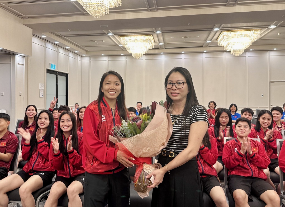 Tổng lãnh sự quán Việt Nam tại Perth tặng hoa các cầu thủ nữ nhân dịp ngày 8/3. (Ảnh: VFF)