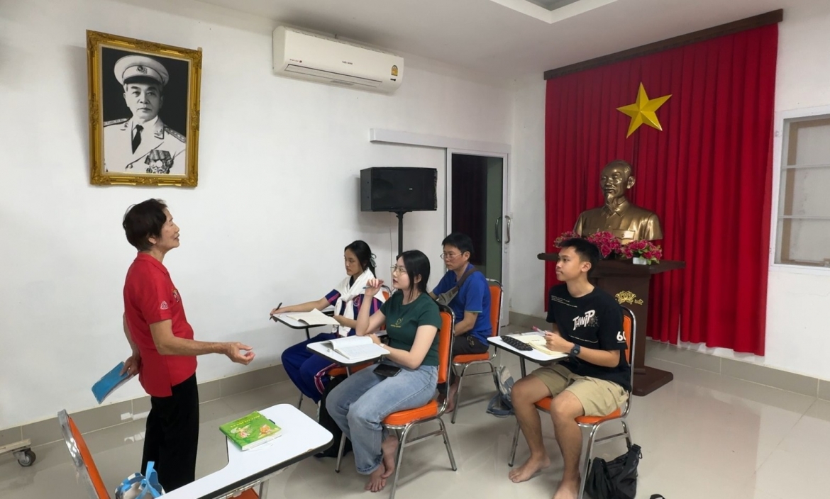 Dù cao tuổi, cô Oanh vẫn tận tụy dạy tiếng Việt cho con em kiều bào và những người Thái yêu tiếng Việt tại Udon Thani, Đông Bắc Thái Lan