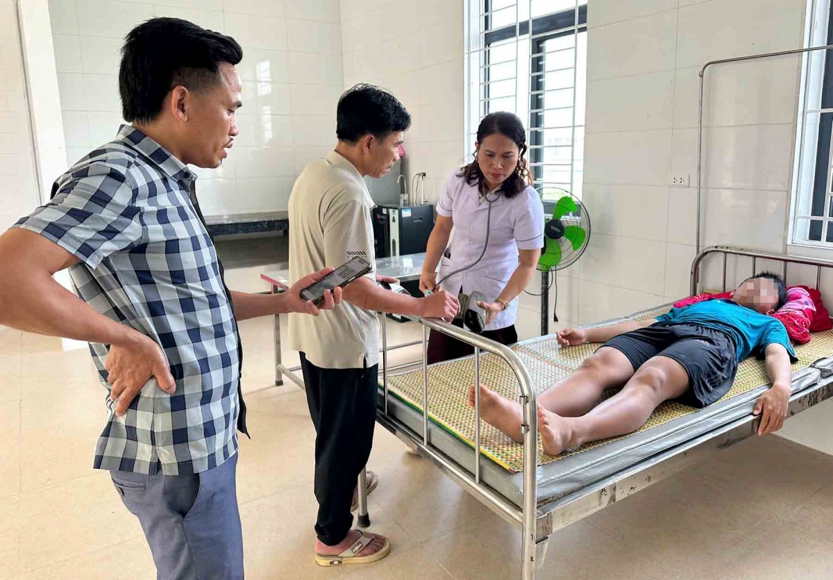 Nam sinh được đưa đến trạm y tế thăm khám, trợ sức.