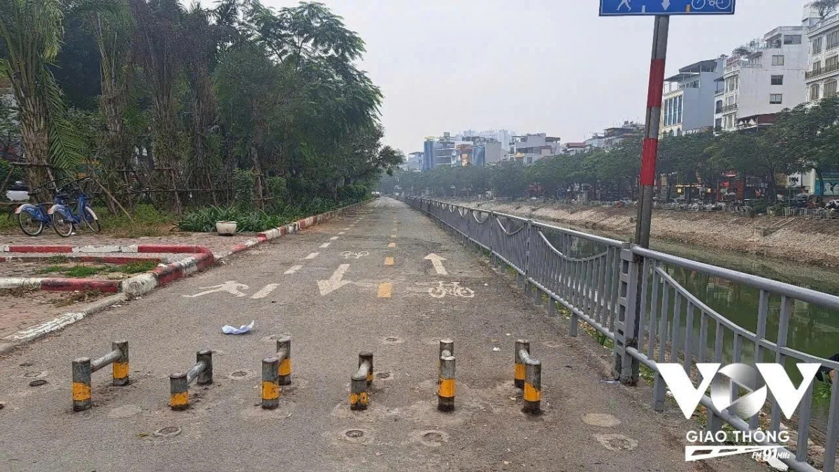 Làn đường dành riêng cho xe đạp ven sông Tô Lịch vắng bóng phương tiện (Ảnh: Nguyễn Yên)