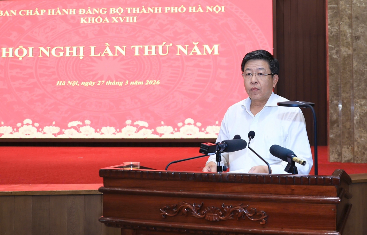 Phó Chủ tịch Thường trực UBND thành phố Dương Đức Tuấn báo cáo về công tác quy hoạch