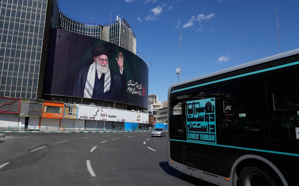 Tấm biển chân dung cố Lãnh tụ tối cao Iran Ali Khamenei, người đã thiệt mạng trong cuộc không kích do Mỹ và Israel tiến hành vào Tehran hồi cuối tháng 2/2026. Ảnh: AP