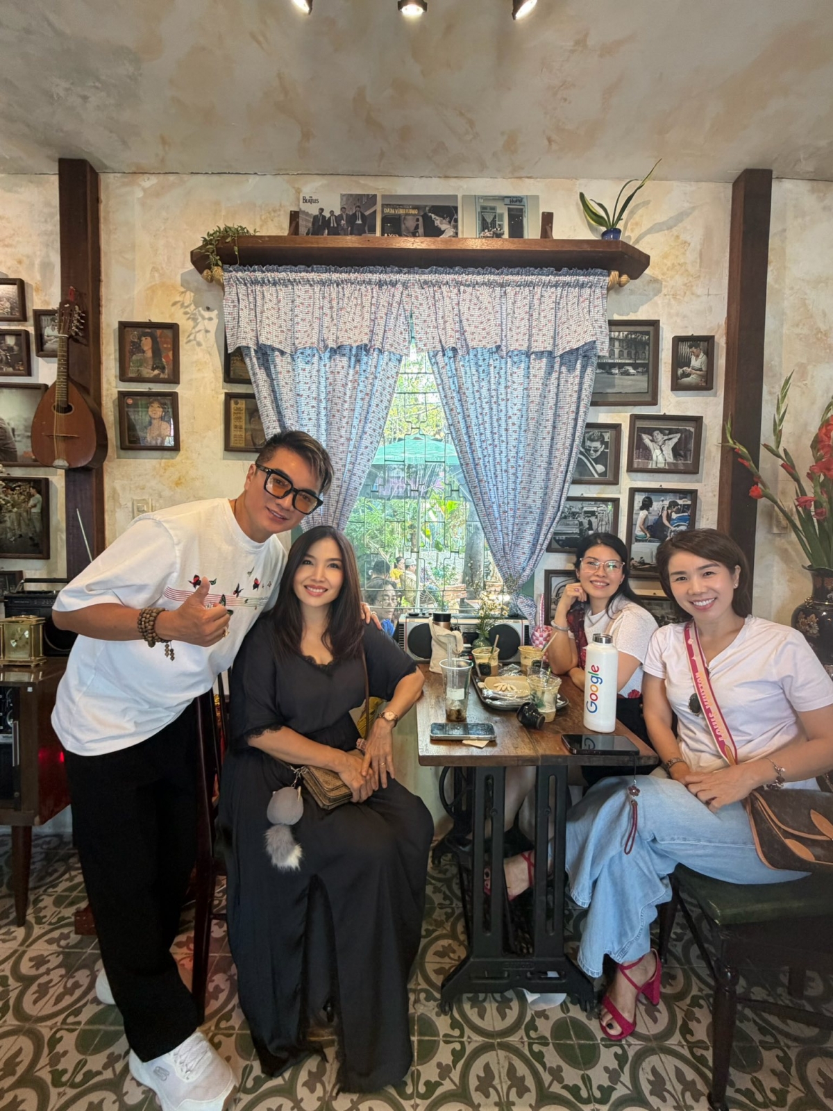 Nam ca sĩ Đàm Vĩnh Hưng tràn đầy năng lượng và niềm vui khi thấy quán cà phê mới được fan và khán giả ủng hộ nhiệt tình, đồng thời bày tỏ biết ơn mọi người đã luôn đồng hành cùng anh.