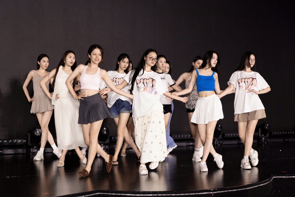 Dàn thí sinh chuẩn bị cho đêm Chung kết