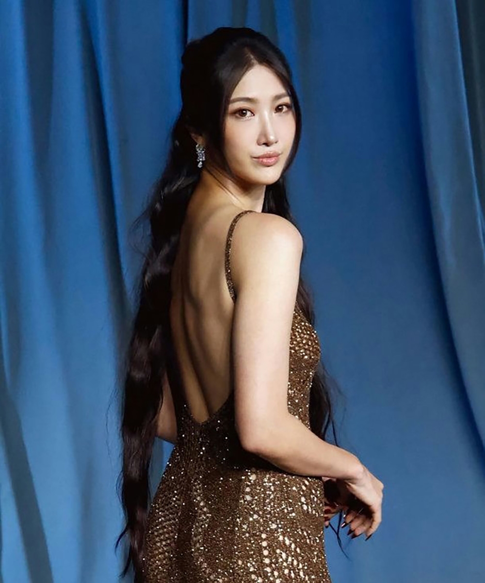 EJAE đang chinh phục trái tim khán giả toàn thế giới không chỉ bởi  âm nhạc của cô, mà còn bởi sự duyên dáng, giản dị sau chiến thắng lịch sử tại lễ trao giải Oscar.