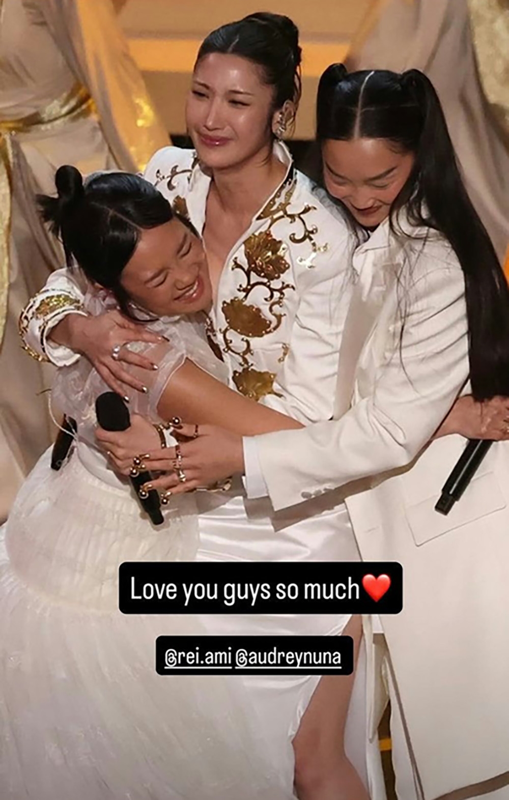 EJAE cùng Rei Ami và Audrey Nuna trình diễn một tiết mục đặc biệt tại lễ trao giải Oscar 2026. Màn trình diễn của họ nổi bật nhờ sự kết hợp giữa K-pop với các yếu tố truyền thống Hàn Quốc, sử dụng các nhạc cụ và điệu nhảy truyền thống, thu hút khán giả toàn cầu.