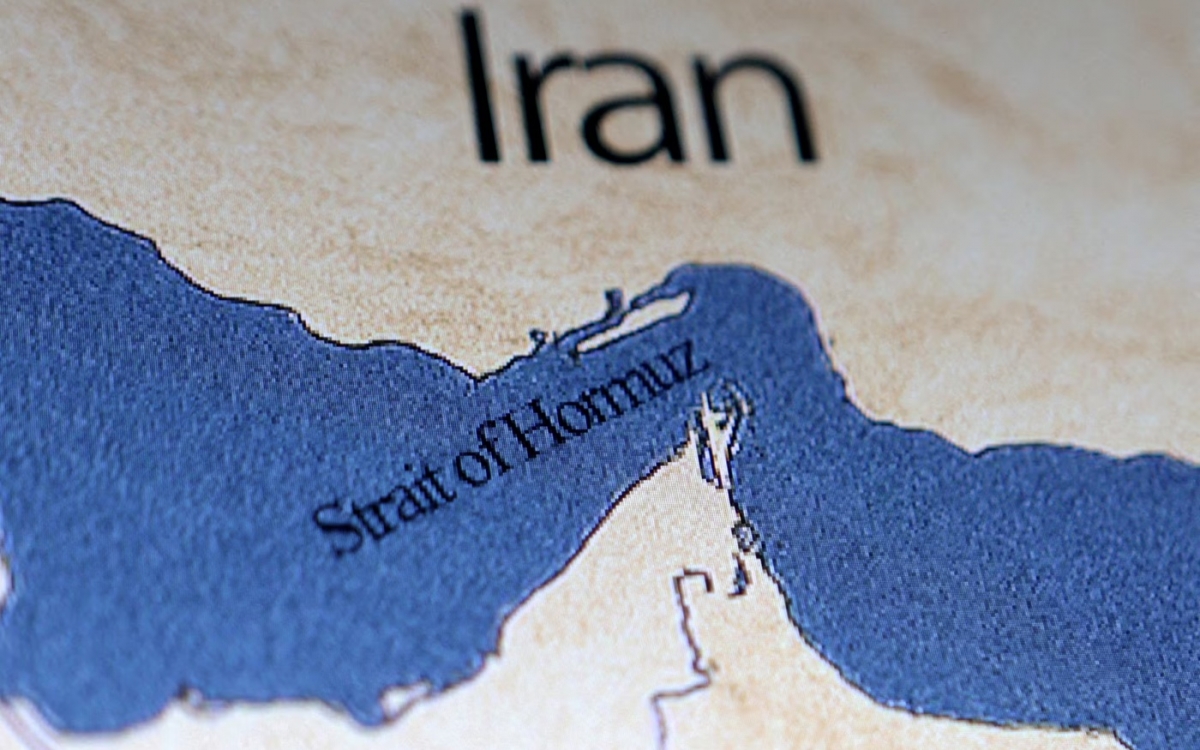 Eo biển Hormuz (ảnh) và sự trụ vững của chính quyền Iran đang gây khó cho chính quyền Tổng thống Trump. Đồ họa minh họa: Reuters.