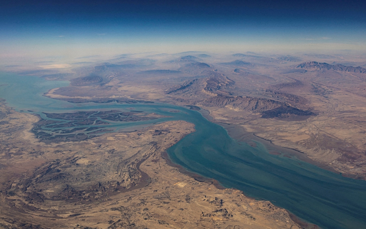 Eo biển Hormuz nhìn từ trên cao. Ảnh: Reuters.