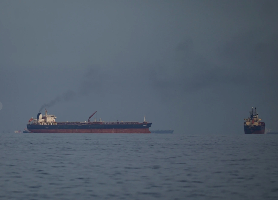 Tàu thuyền đi qua eo biển Hormuz. Ảnh: AP