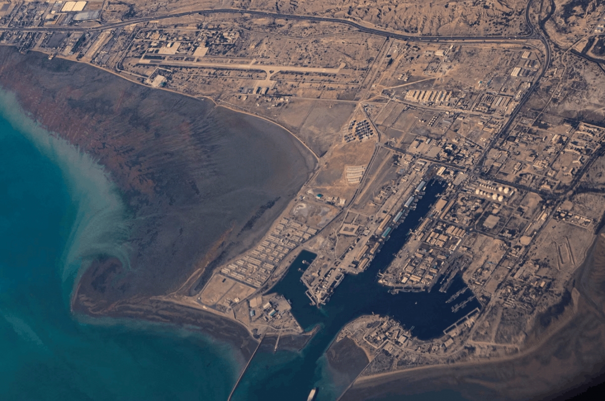 Eo biển Hormuz nhìn từ trên cao. Ảnh: Reuters