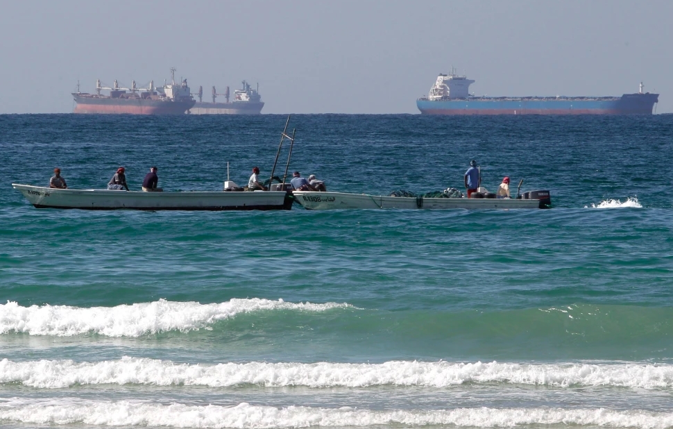 Tàu thuyền qua eo biển Hormuz. Ảnh: AP
