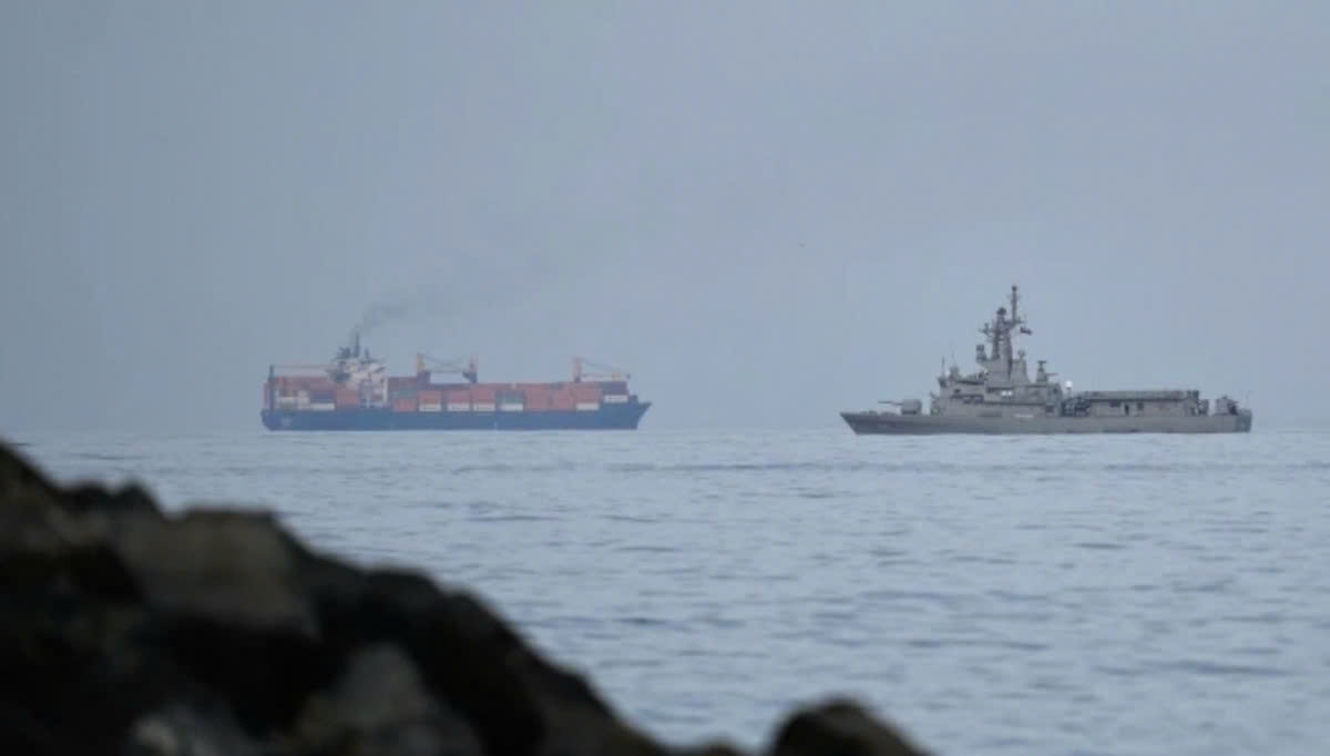 Tàu thuyền qua eo biển Hormuz. Ảnh: AP