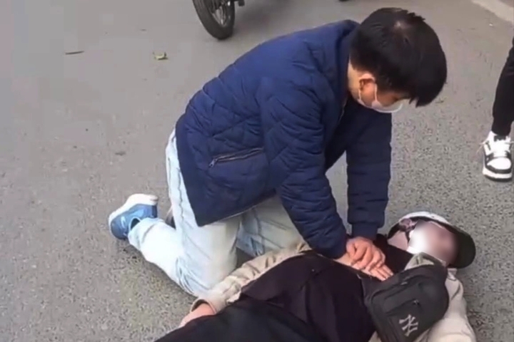 Bác sĩ Tiến ép tim cho nam thanh niên ngừng tuần hoàn (Ảnh: Chụp màn hình)