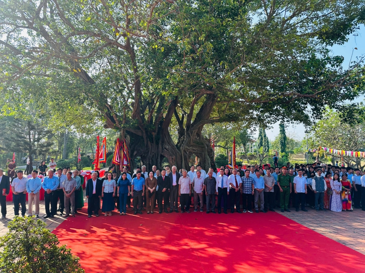 Dưới bóng cây bồ đề di sản Việt Nam, đảng bộ, chính quyền và nhân dân địa phương thành kính tưởng nhớ danh nhân Lương Văn Chánh và các bậc tiền nhân.
