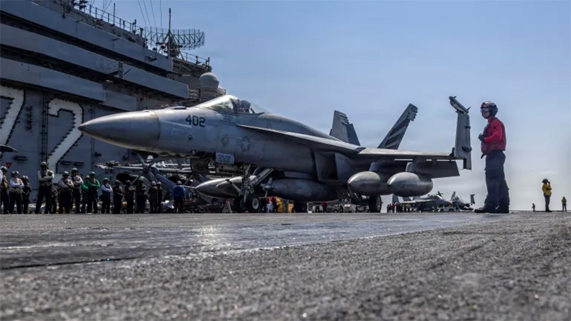 Tiêm kích F/A-18E Super Hornet trên boong tàu sân bay lớp Nimitz USS Abraham Lincoln của Hải quân Mỹ, chuẩn bị tham gia chiến dịch Epic Fury nhằm vào Iran từ một địa điểm không được tiết lộ hôm 2/3. Ảnh: Hải quân Mỹ