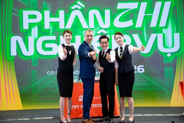 Ông Staris Latkas cùng 3 thí sinh xuất sắc nhất cuộc thi