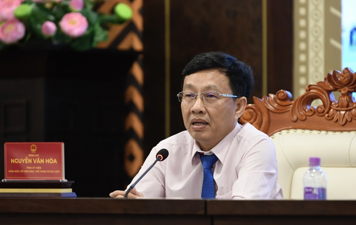Giám đốc Sở Văn hoá, Thể thao và Du lịch tỉnh Khánh Hòa, ông Nguyễn Văn Hòa trao đổi tại buổi gặp mặt. 