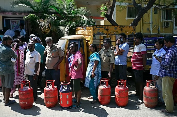 Người dân xếp hàng mua bình khí dầu mỏ hóa lỏng (LPG) dùng cho gia đình tại một đại lý khí đốt ở Chennai, Ấn Độ hôm 11/3. (Ảnh: Guft News)