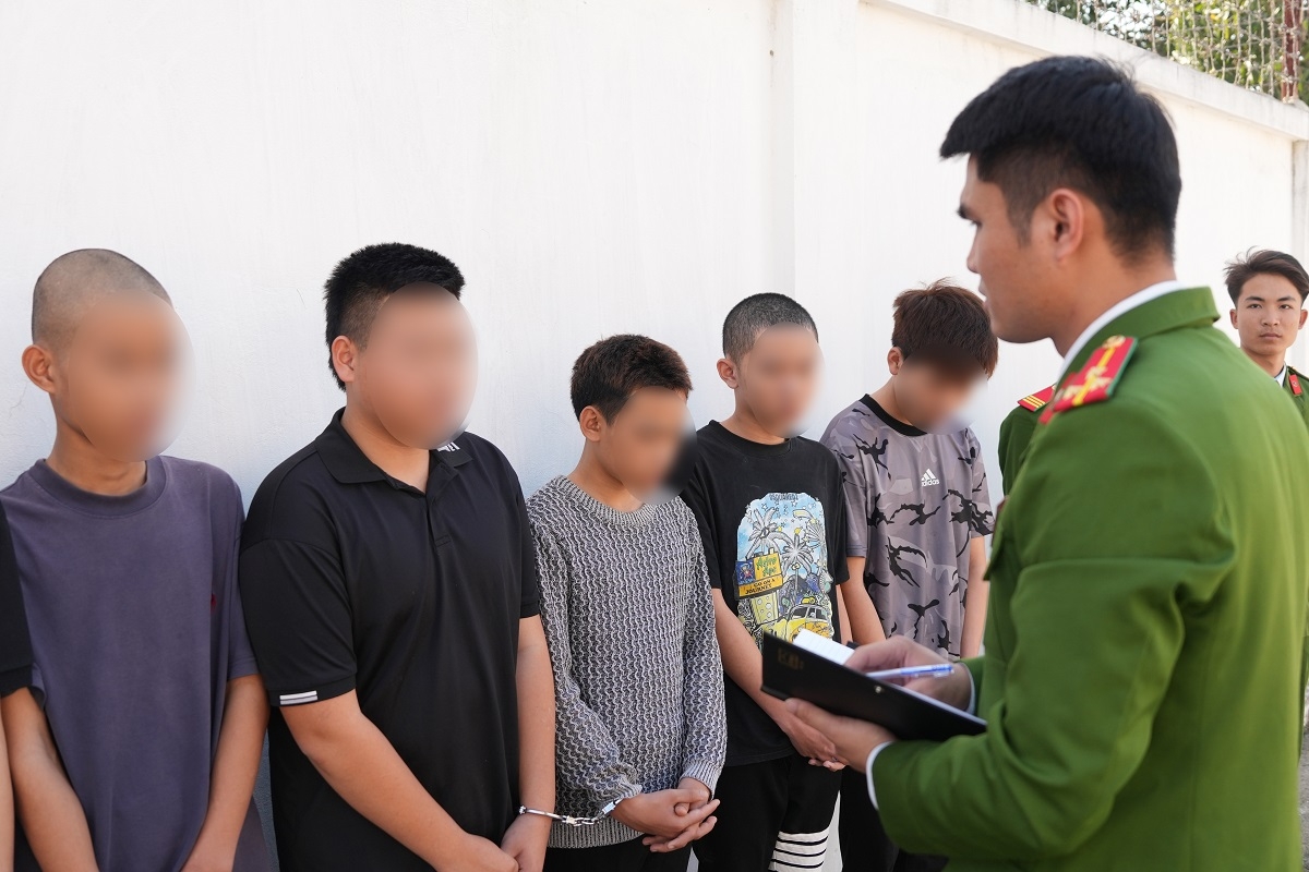 Hành vi của các đối tượng gây nguy hiểm cho người tham gia giao thông. (Ảnh: Công an Nghệ An cung cấp).