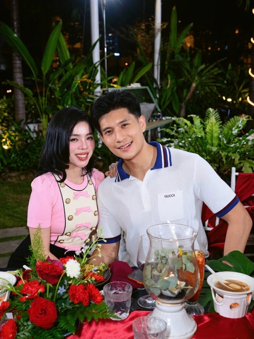 Cặp Lệ Quyên - Lâm Bảo Châu cùng nhiều nghệ sĩ đến chúc mừng Thanh Thảo sang tuổi 49. Trước đó, Lệ Quyên vừa ra Hà Nội tham dự đêm nhạc 'Bản ghi nhớ', đánh dấu sự kiện nhóm Quả Dưa Hấu tái hợp.