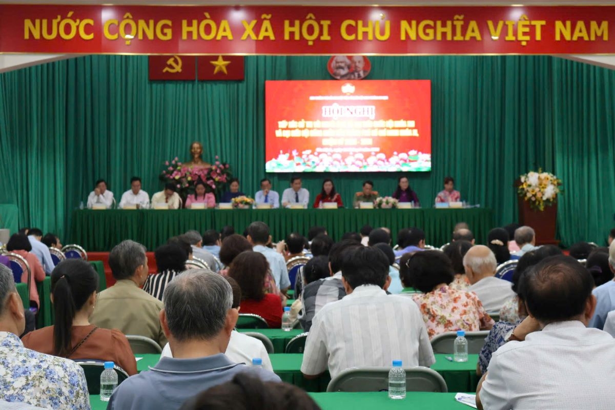 Người dân lắng nghe chương trình hành động của các ứng cử viên tại buổi tiếp xúc cử tri