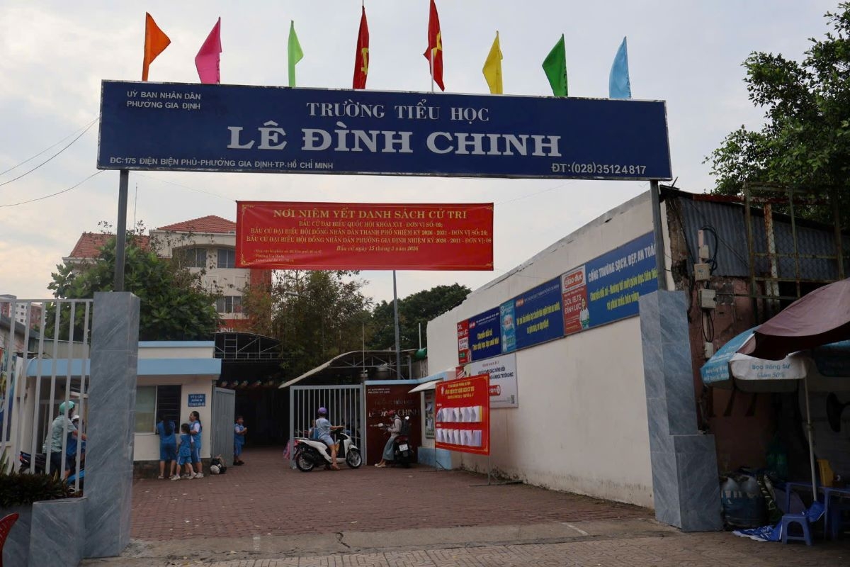 Danh sách cử tri được niêm yết công khai tại khu phố để người dân kiểm tra, cập nhật thông tin trước ngày bầu cử