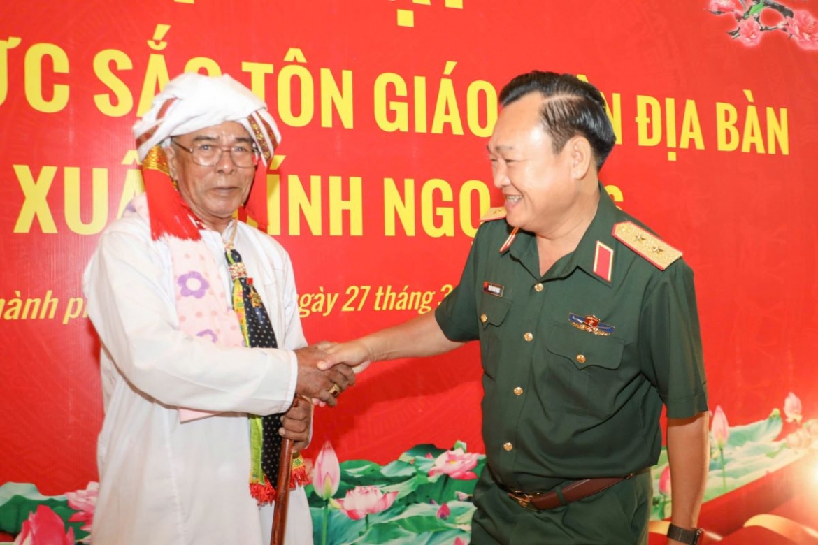 Các chức sắc tôn giáo đồng hành cùng lực lượng vũ trang xây dựng khối đại đoàn kết toàn dân tộc