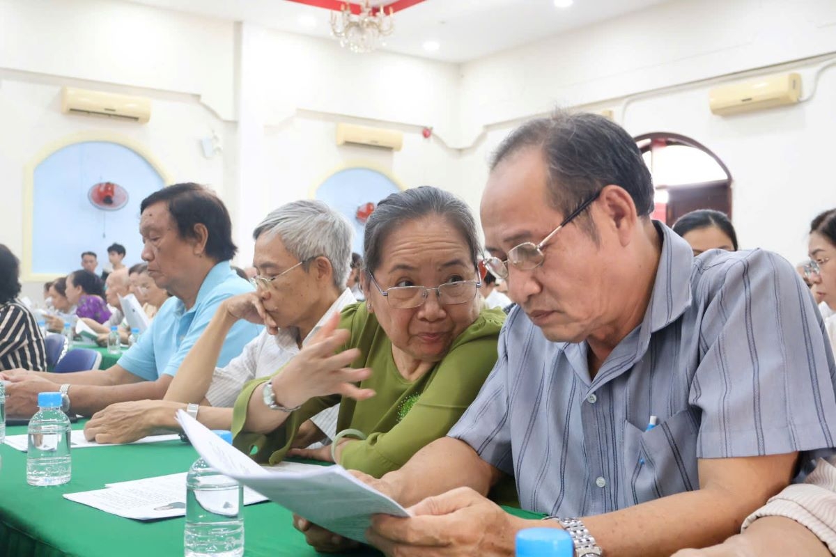 Cử tri tham dự buổi tiếp xúc với các ứng cử viên đại biểu HĐND tại khu dân cư