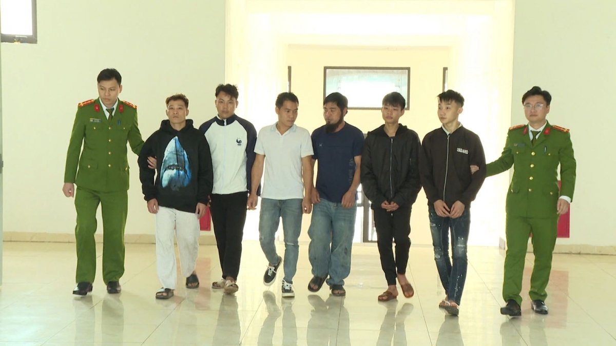 Các đối tượng trong vụ việc gây rối trật tự công cộng được đưa về cơ quan Công an để làm việc